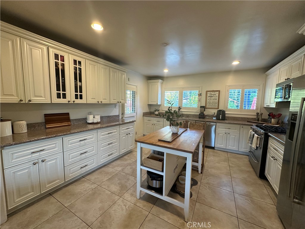 15742 Vose Property Photo 4