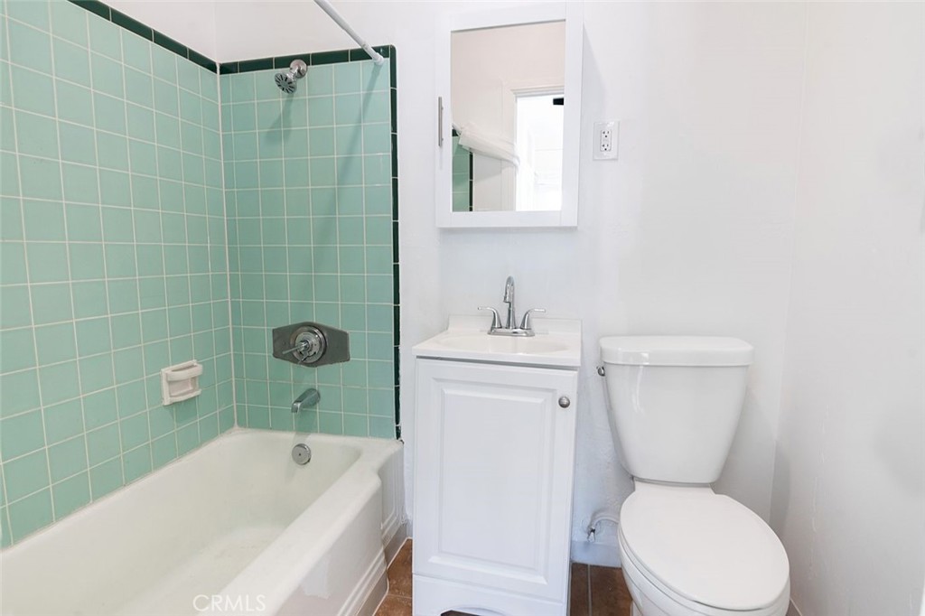1732 N Wilton Place Property Photo 7