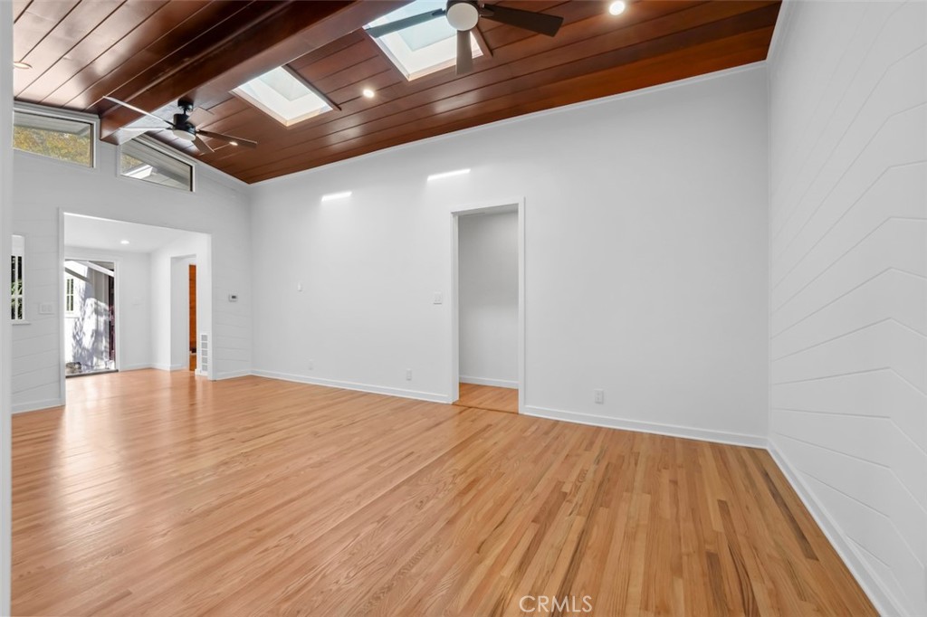 2549 N Beachwood Drive Property Photo 8