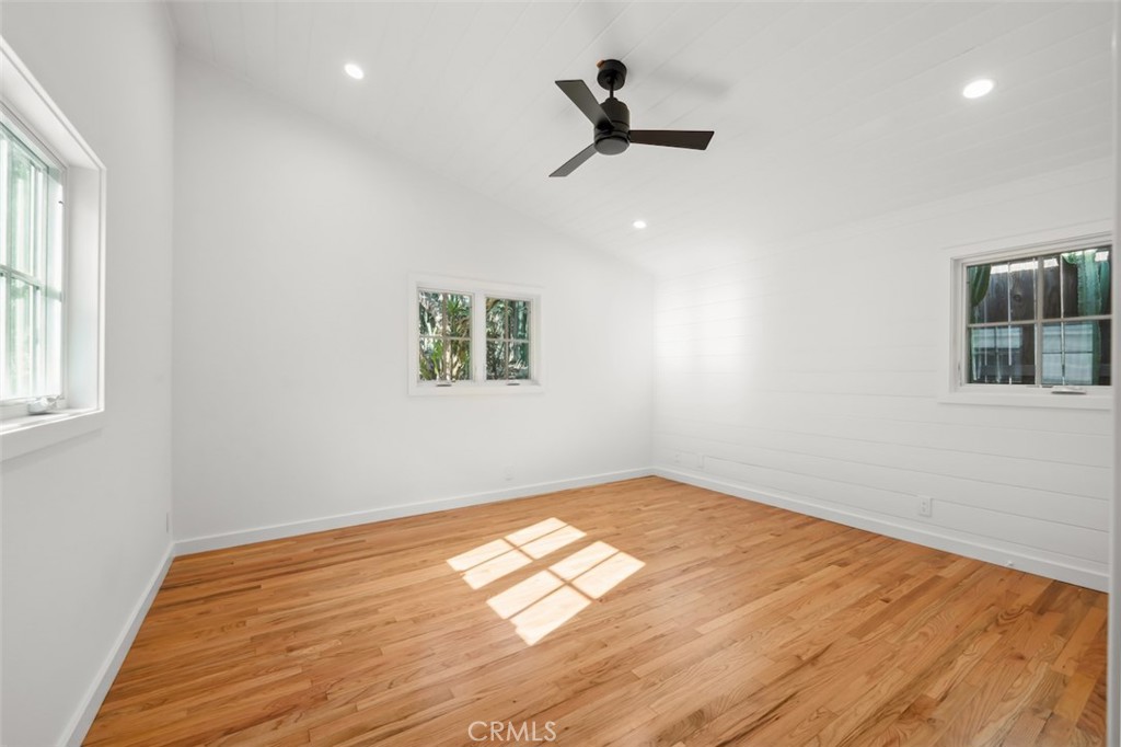 2549 N Beachwood Drive Property Photo 10