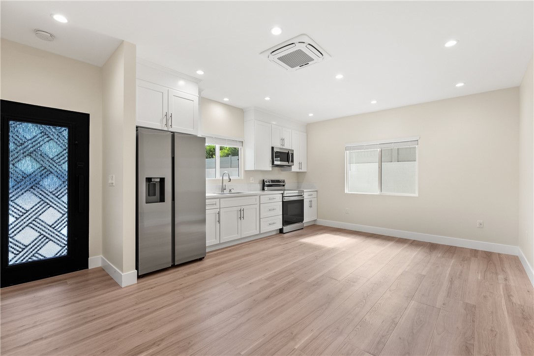 14926 1/2 Kittridge Street Property Photo 2