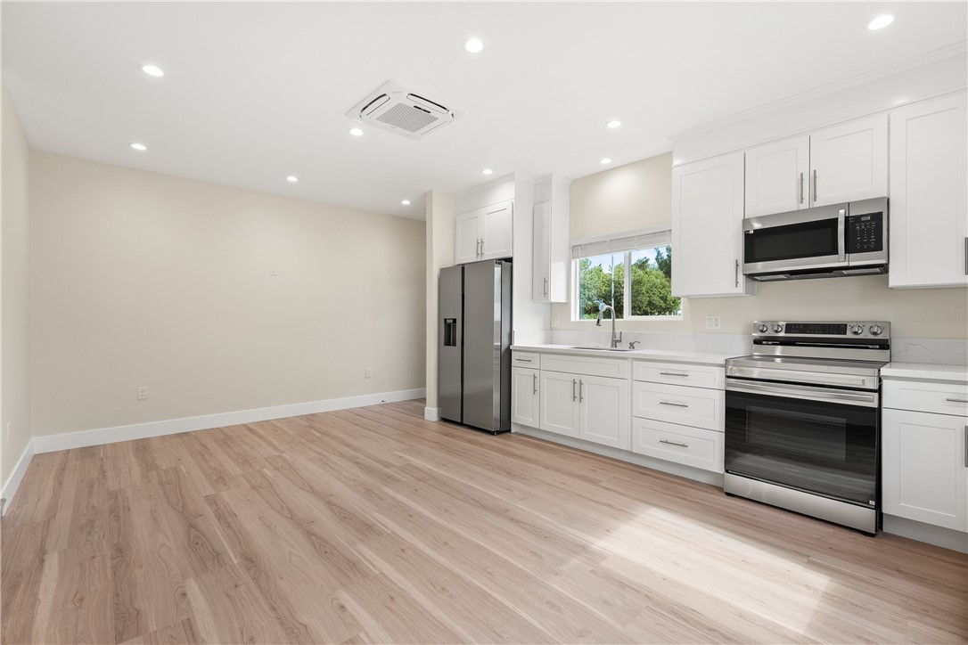 14926 1/2 Kittridge Street Property Photo 4