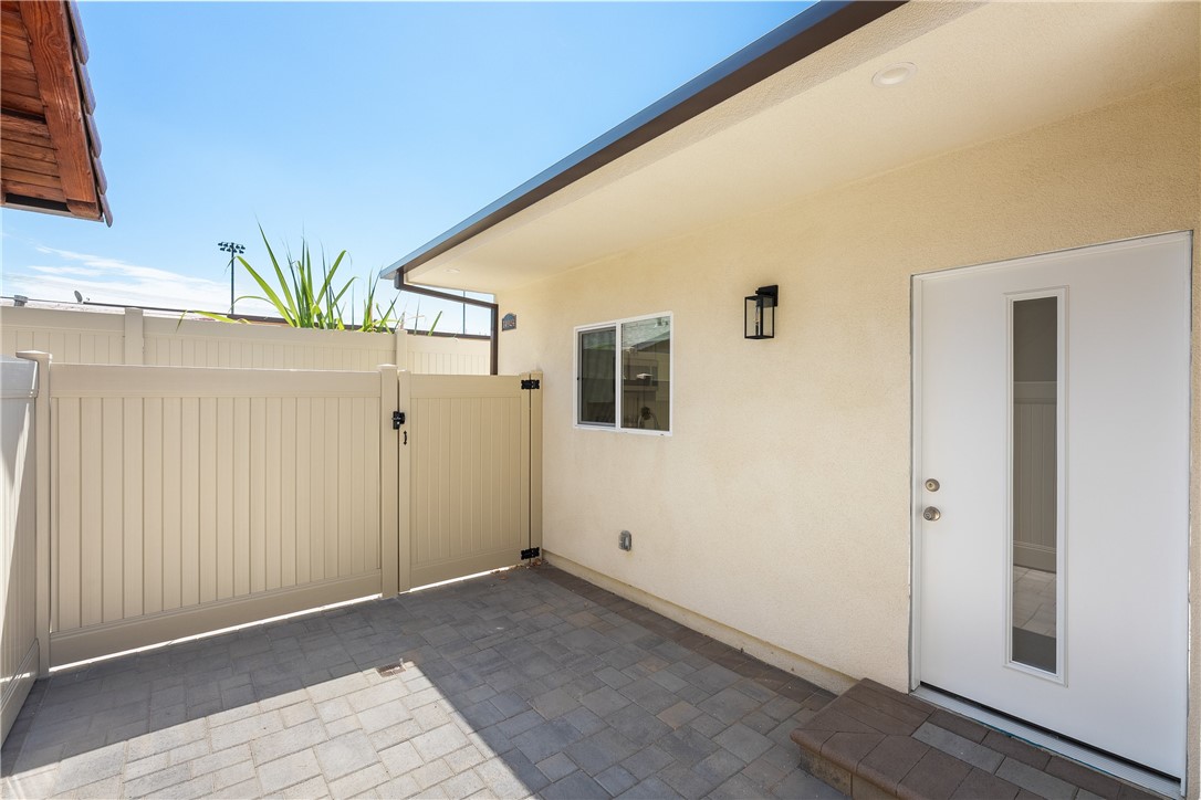 14924 1/2 Kittridge St Property Photo 3