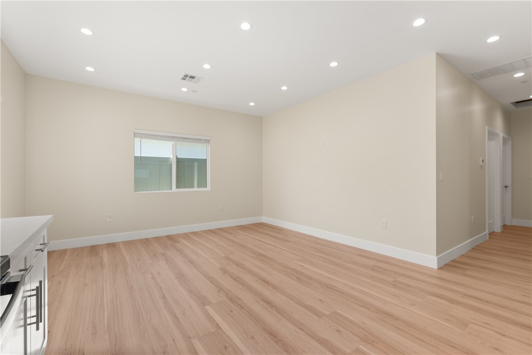 14924 1/2 Kittridge St Property Photo 6