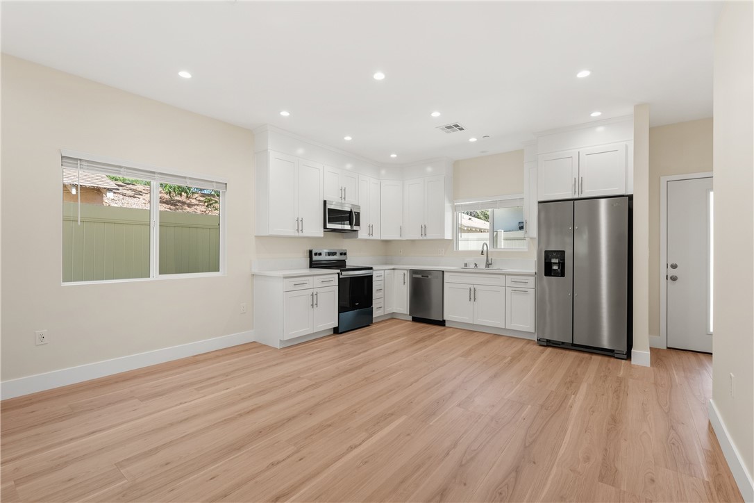 14924 Kittridge St Property Photo 2
