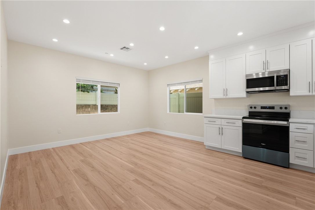 14924 Kittridge St Property Photo 4