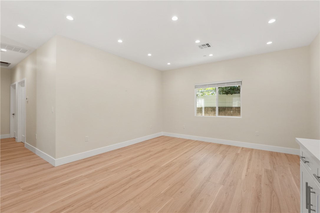 14924 Kittridge St Property Photo 5
