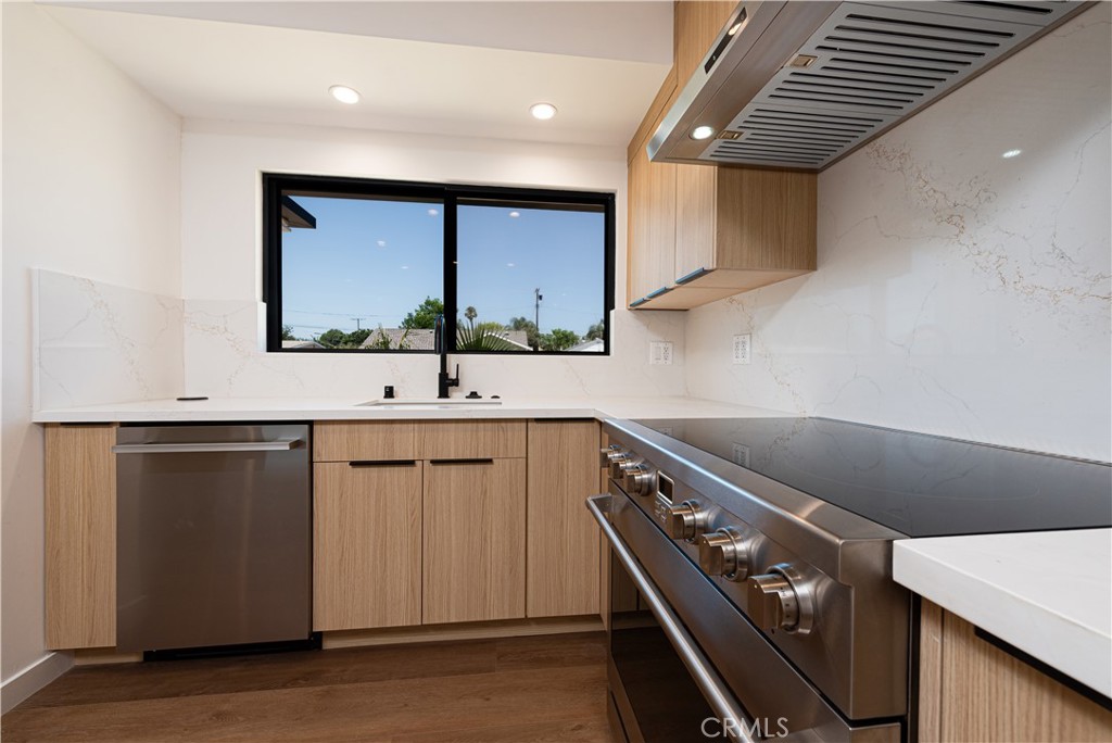 7008 Aura Property Photo 13