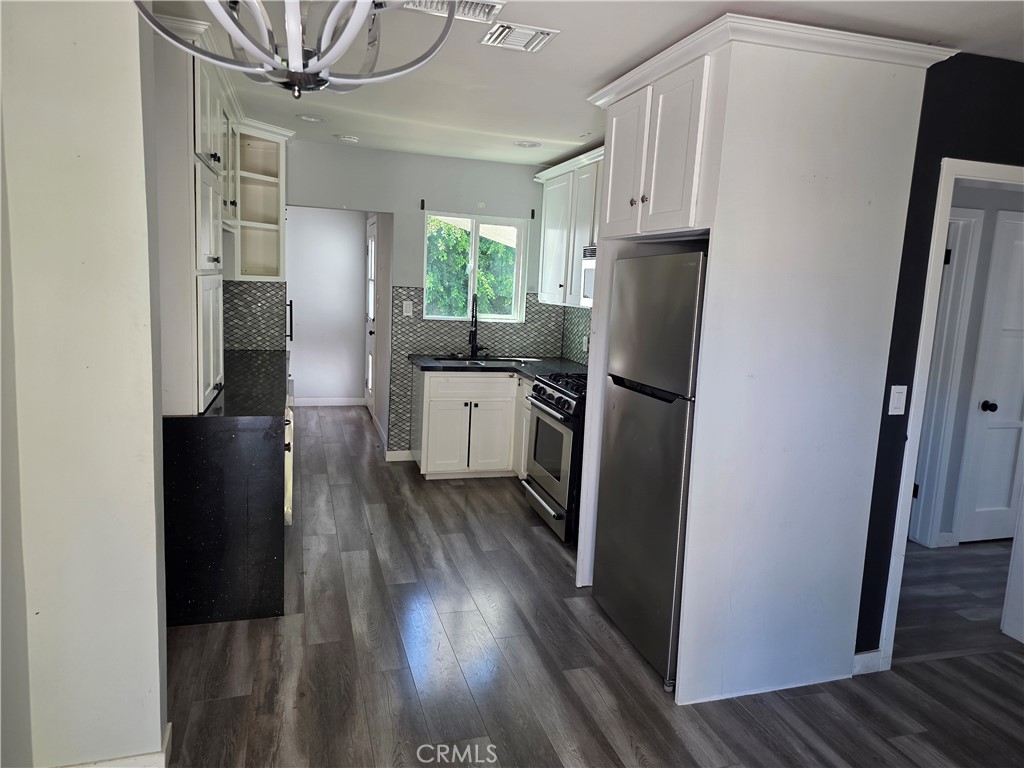 5779 Enfield Property Photo 5