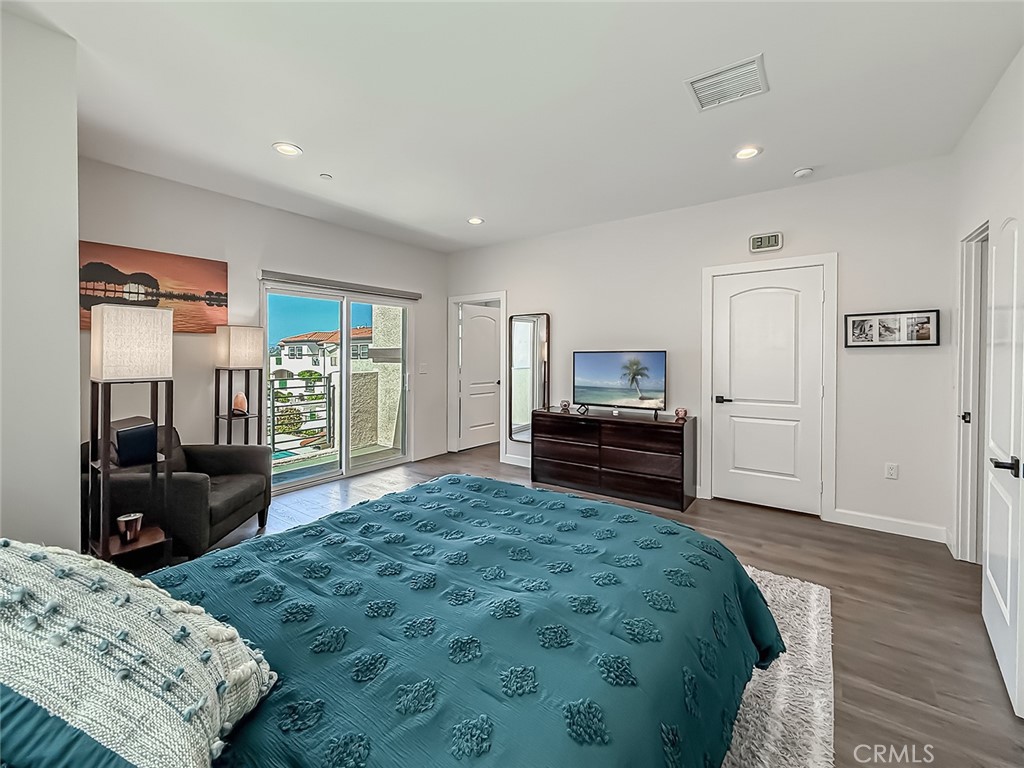 946 Warwick Property Photo 43