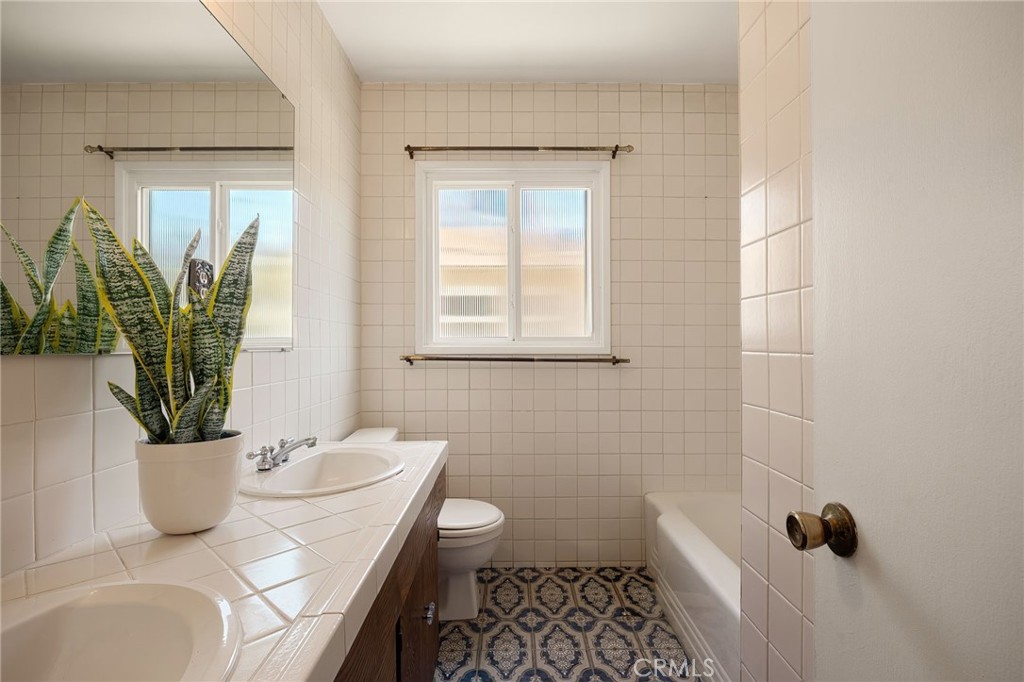 5841 Radford Avenue Property Photo 21