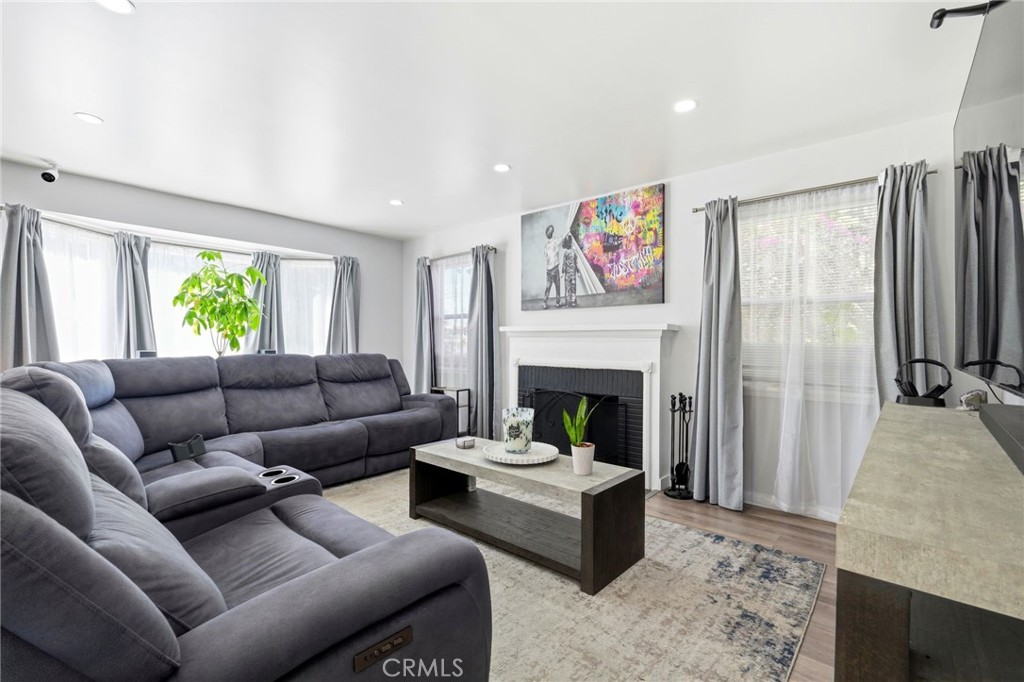 711 Stepney Street Property Photo 5
