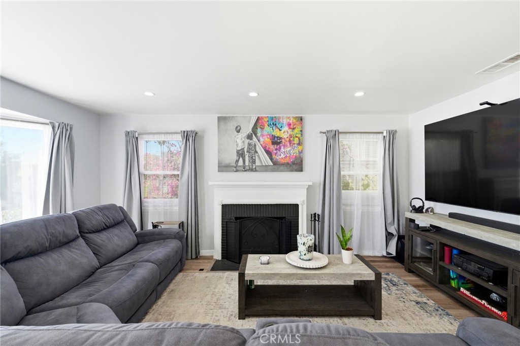 711 Stepney Street Property Photo 6