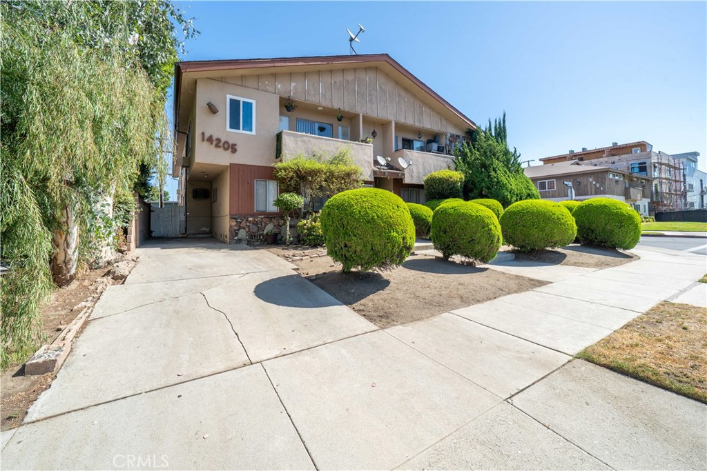 14205 Burbank Boulevard Property Photo 4