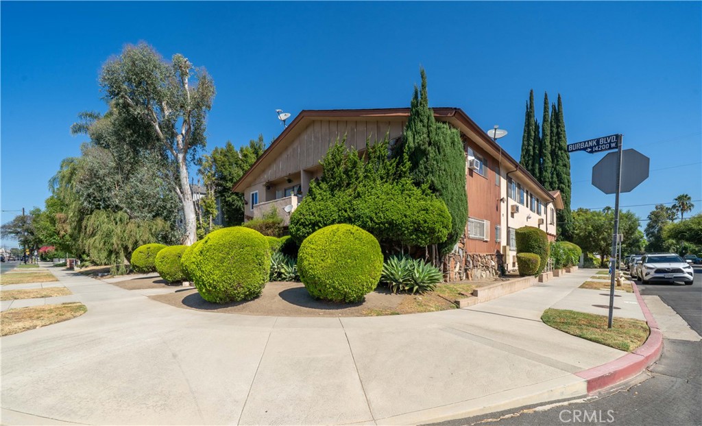 14205 Burbank Boulevard Property Photo 9