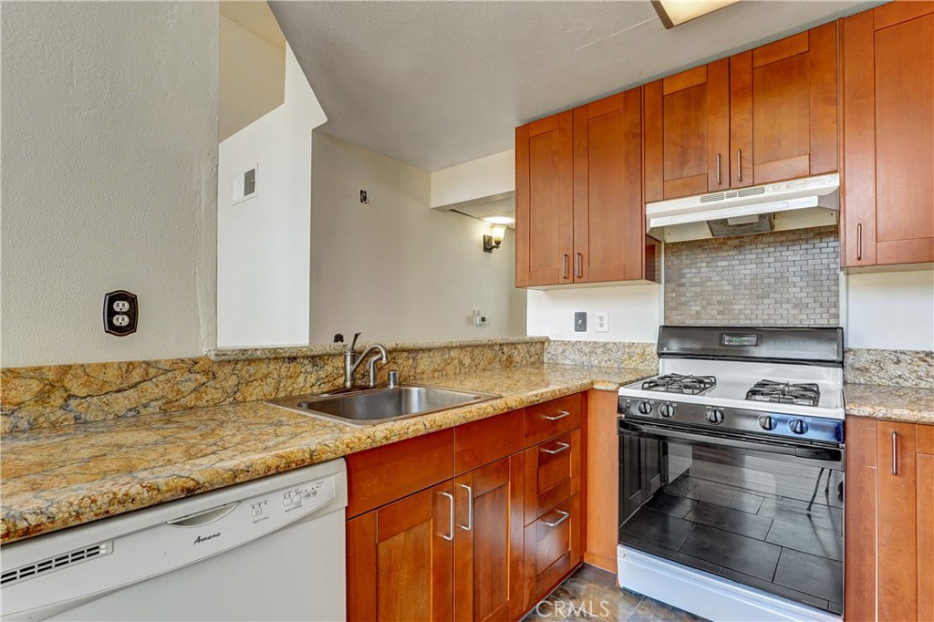 11150 Glenoaks 294 Property Photo 15
