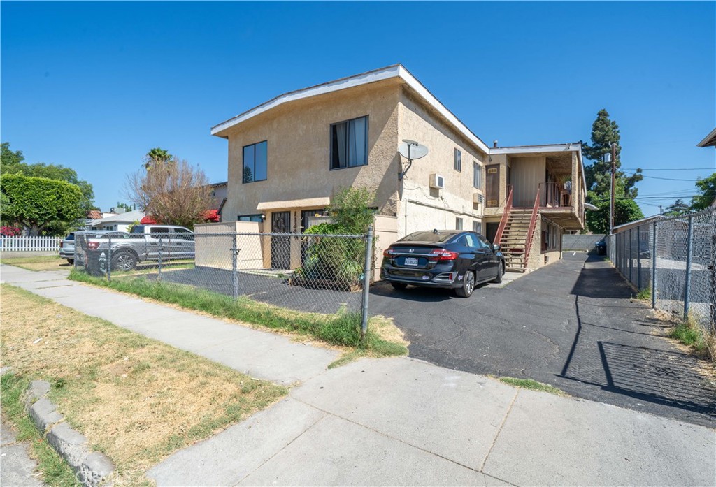 11249 Emelita Street Property Photo 1