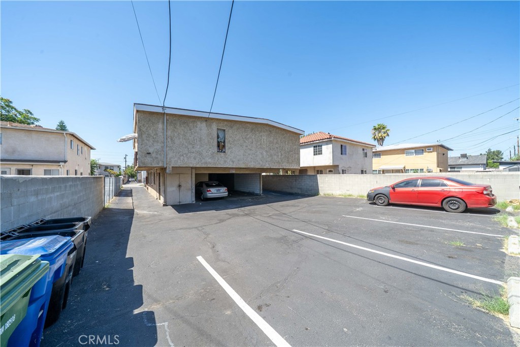 11249 Emelita Street Property Photo 4