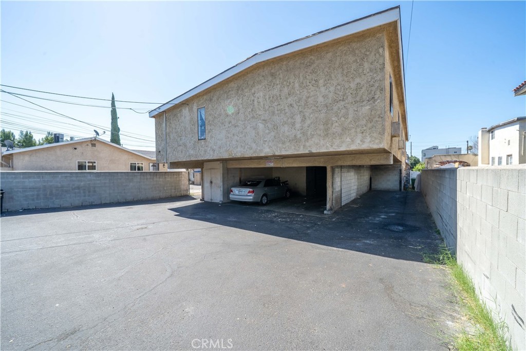 11249 Emelita Street Property Photo 6