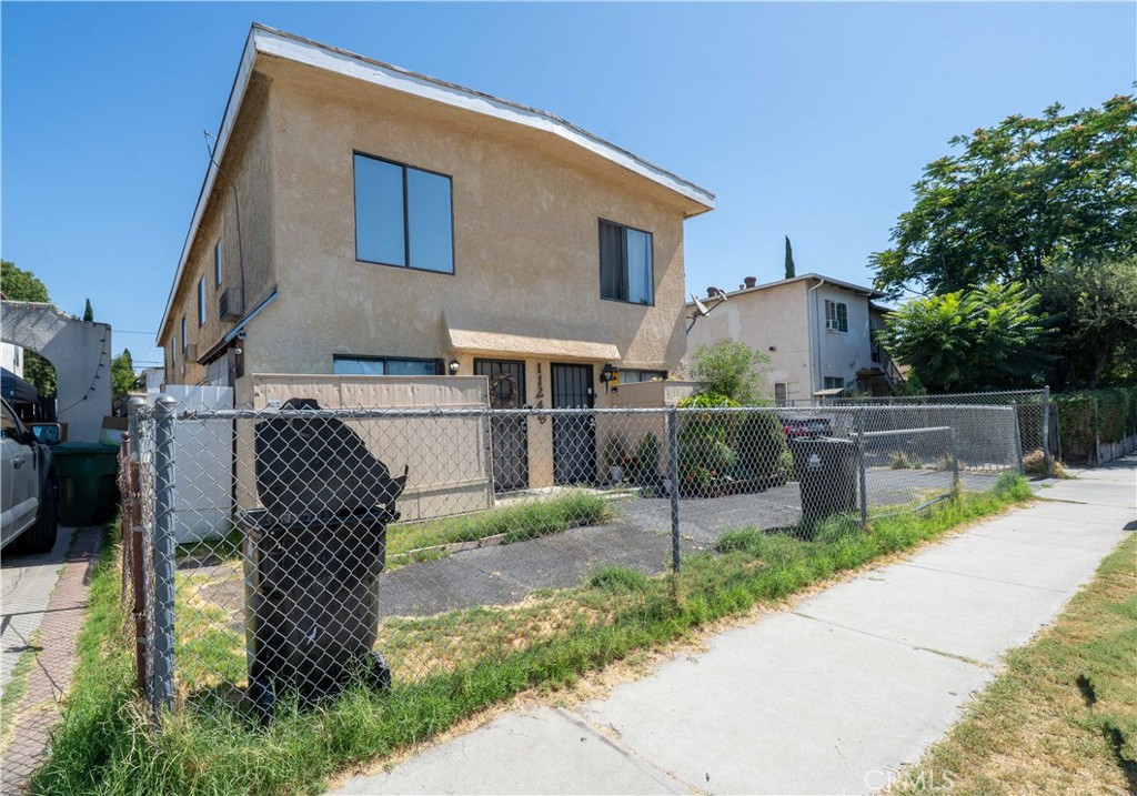 11249 Emelita Street Property Photo 8