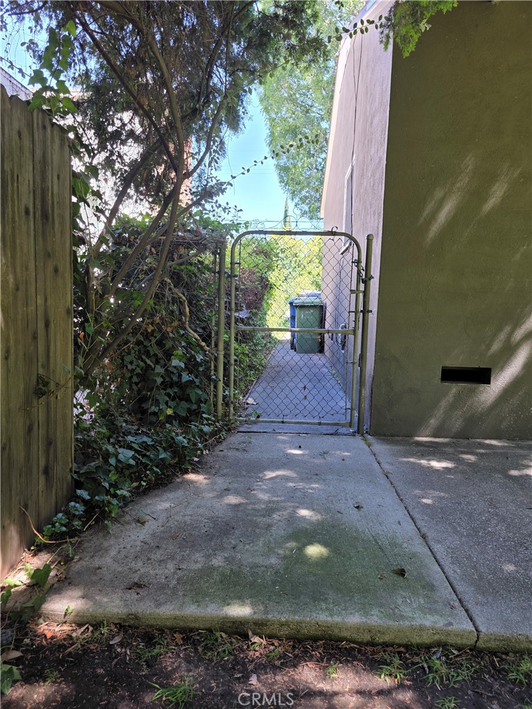 14954 Wyandotte St Property Photo 4
