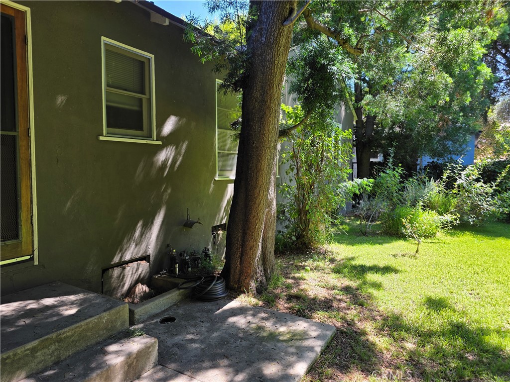 14954 Wyandotte St Property Photo 5