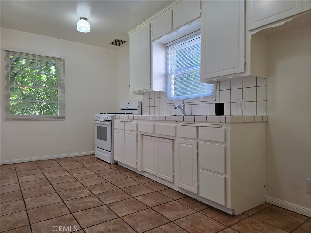 14954 Wyandotte St Property Photo 8