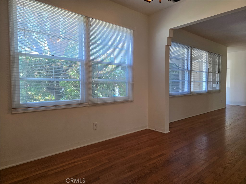 14954 Wyandotte St Property Photo 9