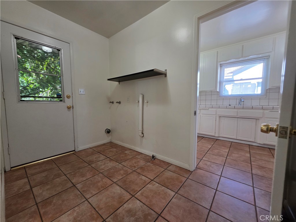 14954 Wyandotte St Property Photo 10
