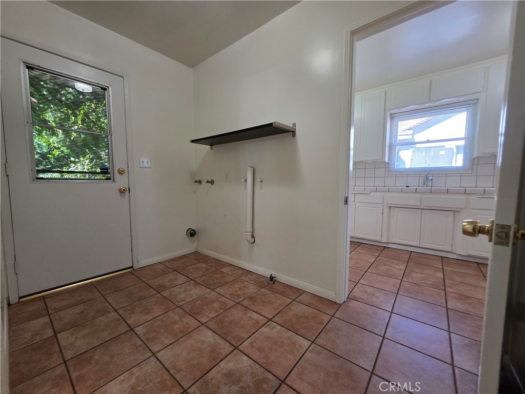 14954 Wyandotte St Property Photo 10