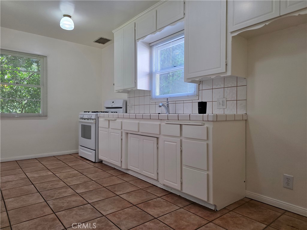 14954 Wyandotte St Property Photo 26