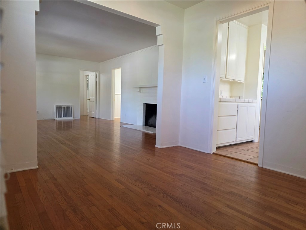 14954 Wyandotte St Property Photo 27