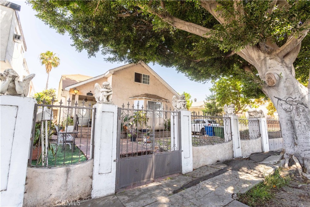 142 N Vendome Street Property Photo 3