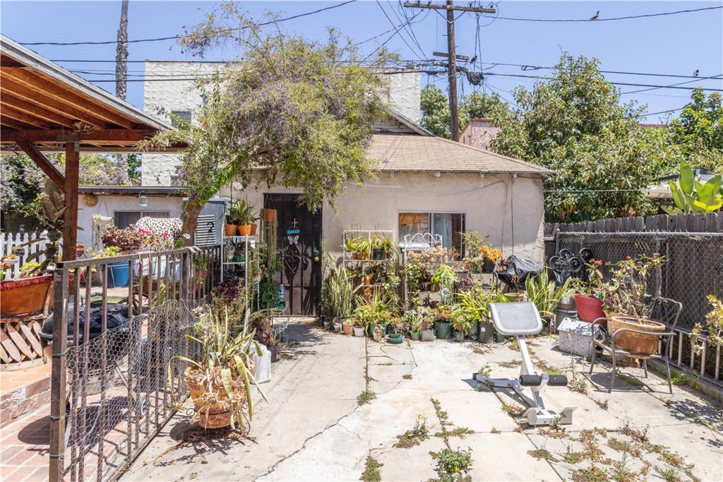 142 N Vendome Street Property Photo 8