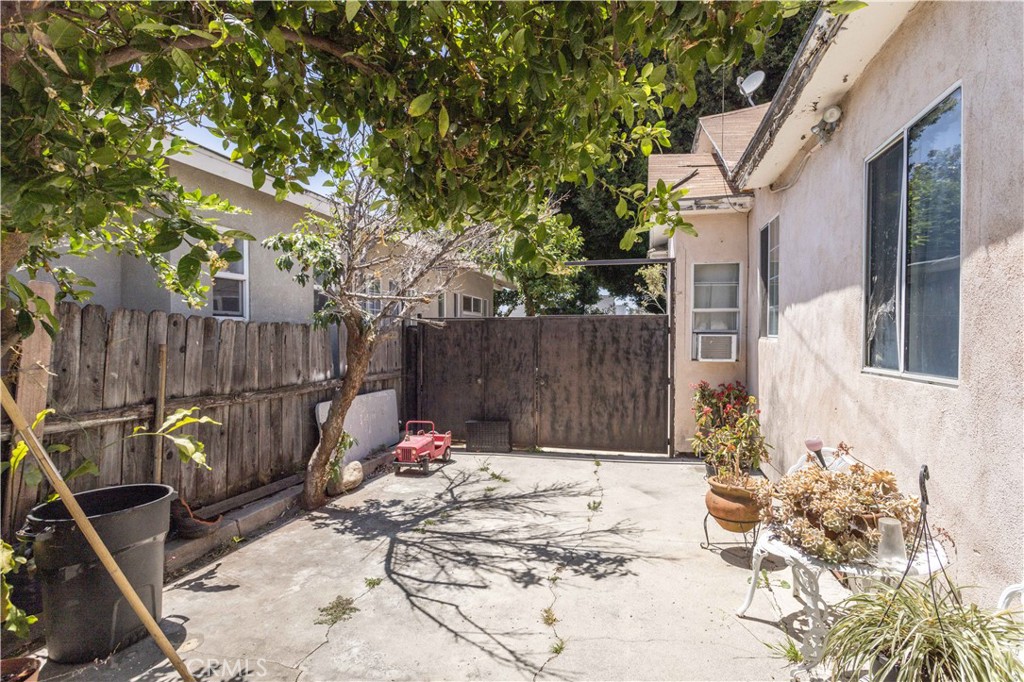 142 N Vendome Street Property Photo 10