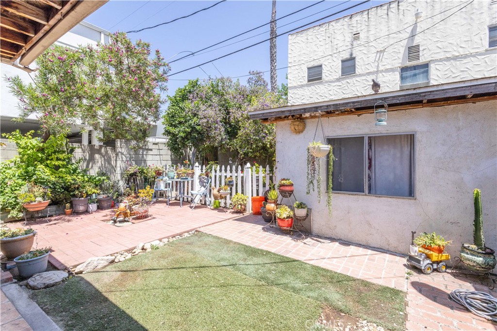 142 N Vendome Street Property Photo 18