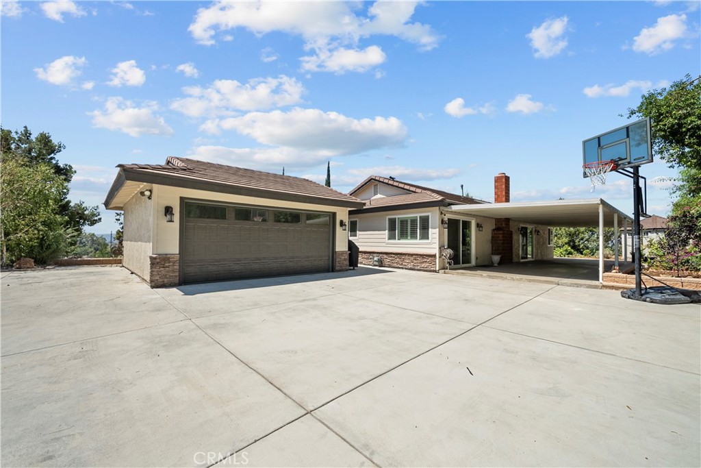 1243 S Stephora Property Photo 1