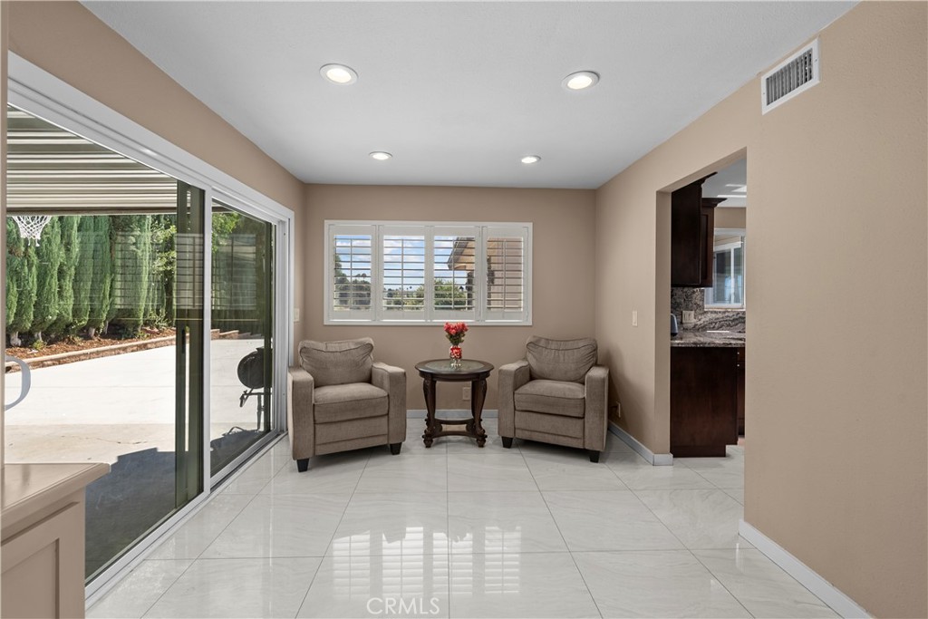 1243 S Stephora Property Photo 4