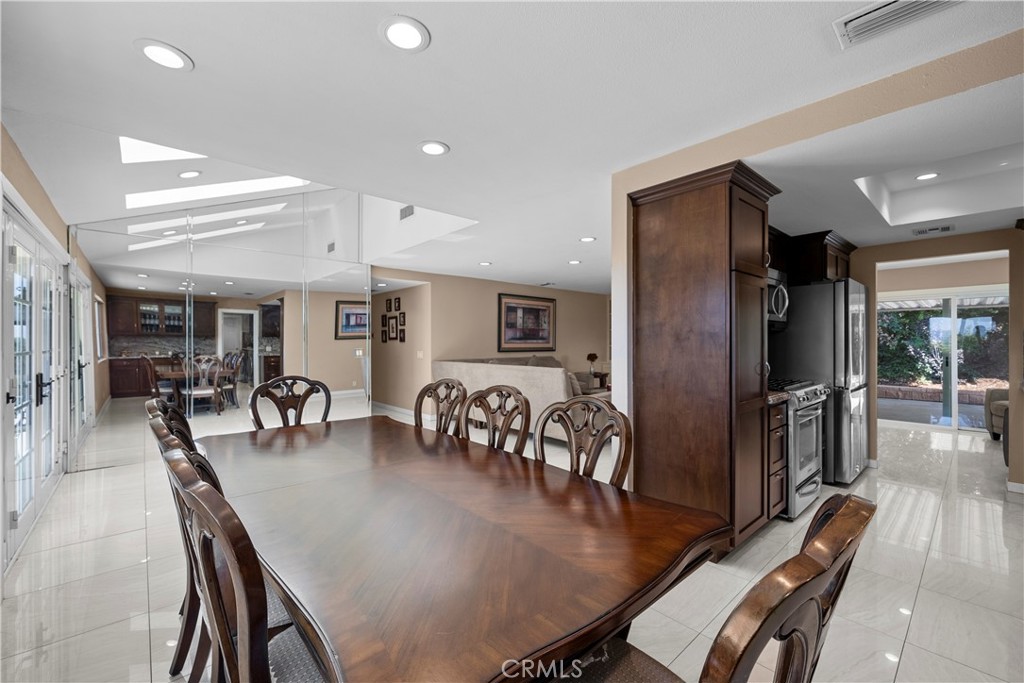 1243 S Stephora Property Photo 5