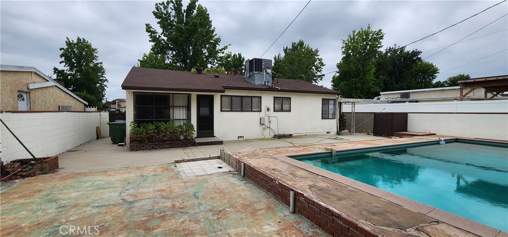 13127 Archwood Street Property Photo 1