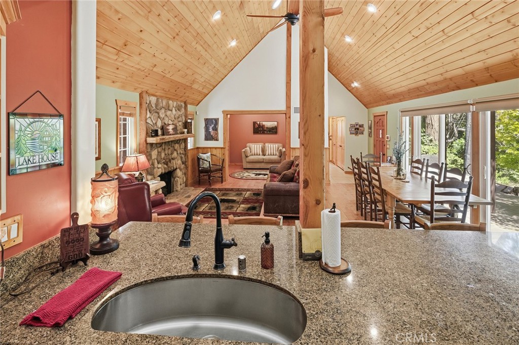 118 E Lane Property Photo 32