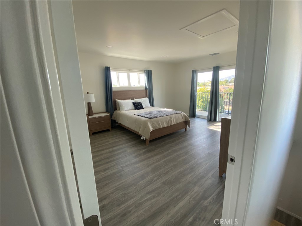10059 Woodale Avenue Property Photo 4