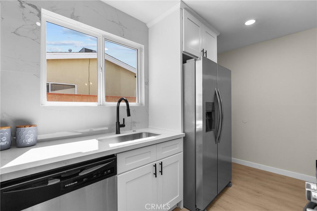 512 E Lingard Property Photo 16