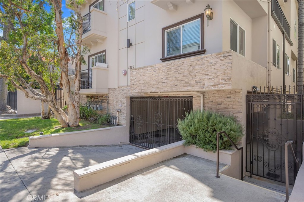 4325 Stern Avenue Property Photo 3