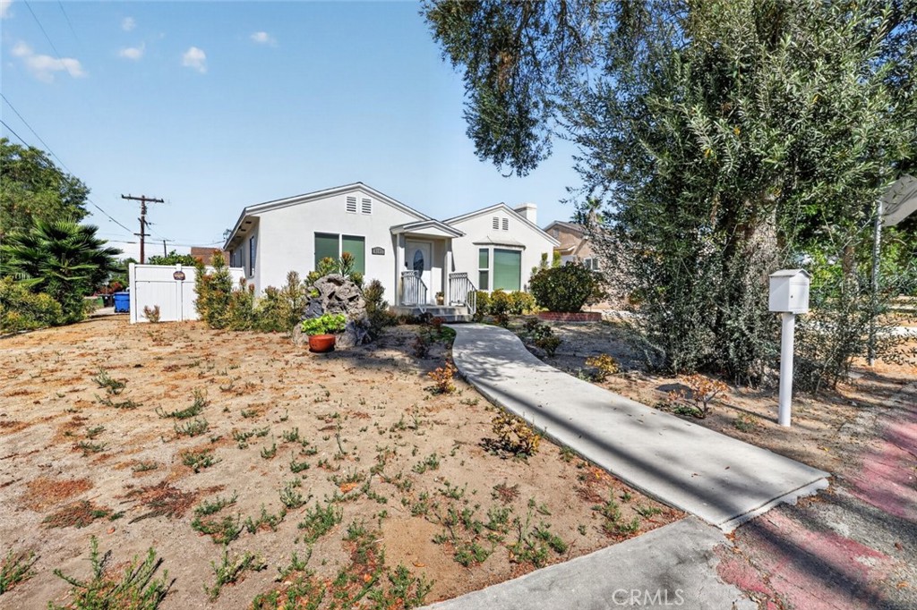 6101 Denny Avenue Property Photo 4