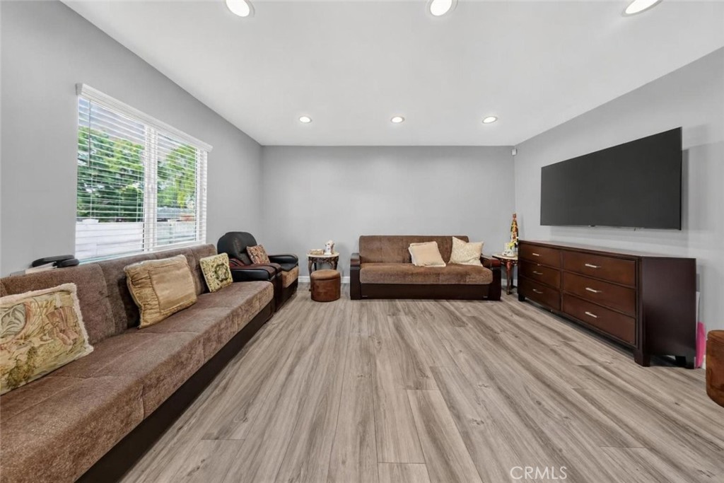 6101 Denny Avenue Property Photo 13