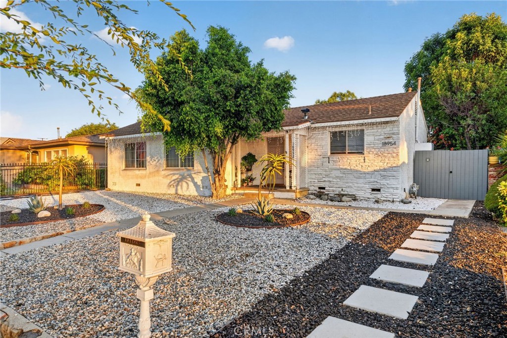 18952 Victory Boulevard Property Photo 1