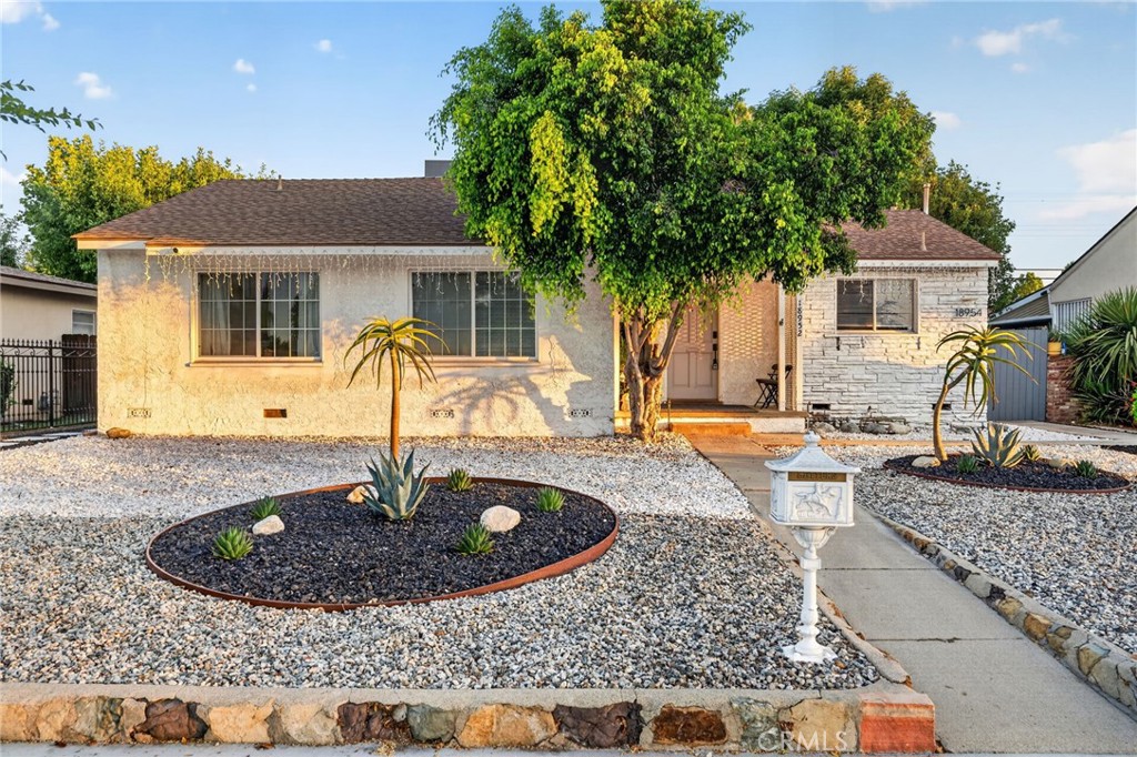 18952 Victory Boulevard Property Photo 2