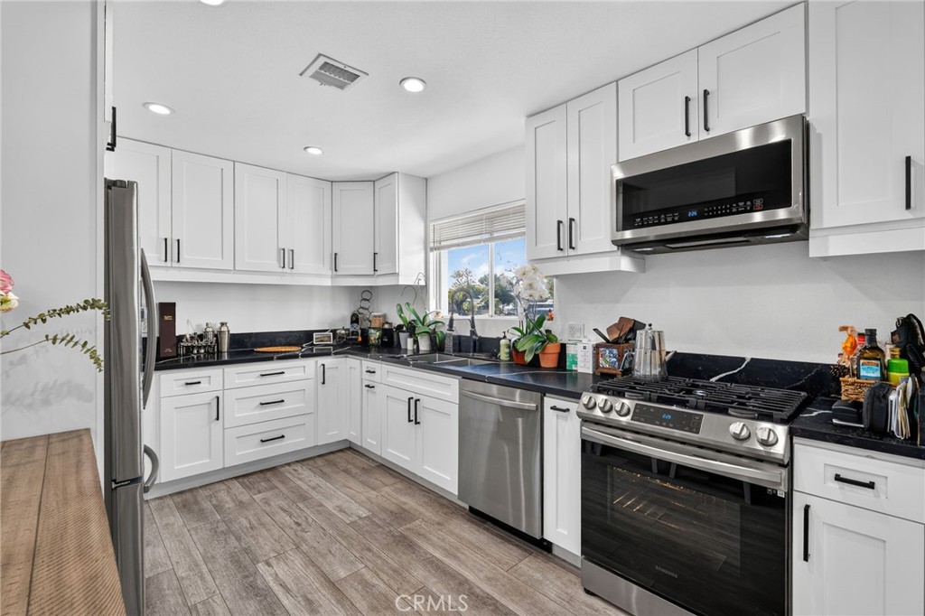 18952 Victory Boulevard Property Photo 12