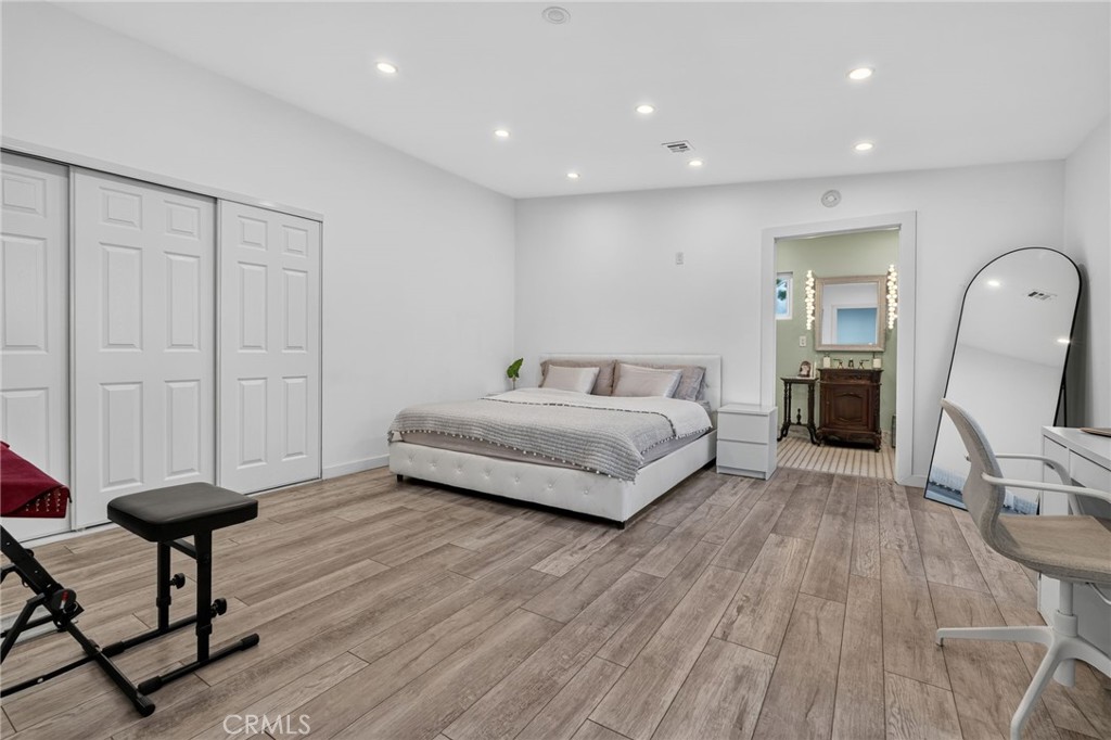 18952 Victory Boulevard Property Photo 14